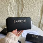 جزدان حجم وسط من ماركة GUESS